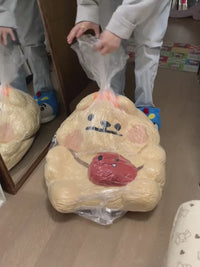 Plyschbjörn med krona och söt röd monsterpåse